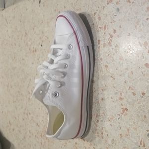 White Converse low tops ‐ BRAND NEW STILL IN BOX NEVER WORN